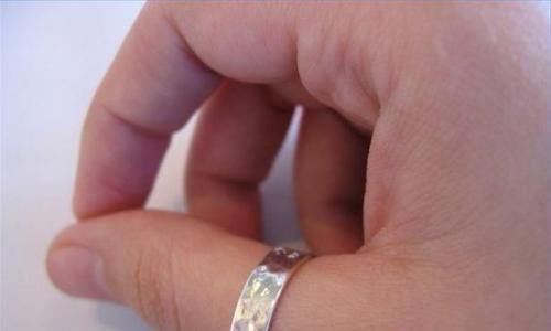 Что означает кольцо на большом пальце левой или правой руки?